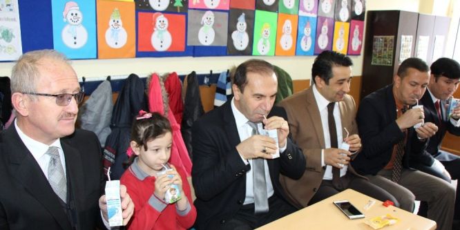 Vali ve müdürler öğrencilerle süt içti