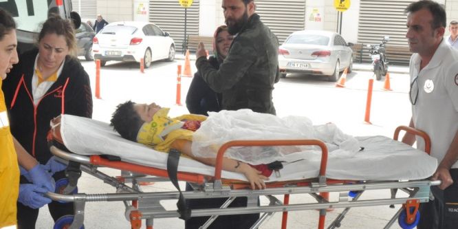 Kadın sürücü oyun oynayan çocuğu ezdi