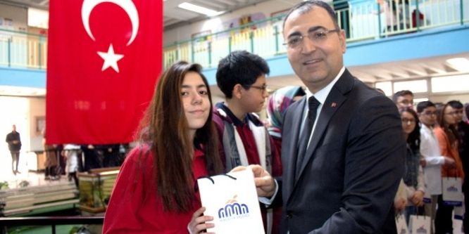 Vali Toprak başarılı öğrencileri ödüllendirdi