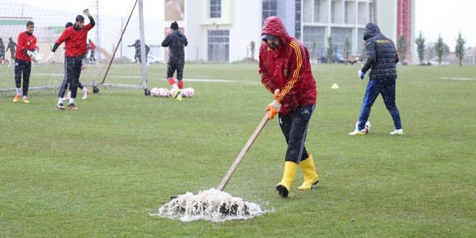 Yağmurda göle dönüşen sahada çalıştılar