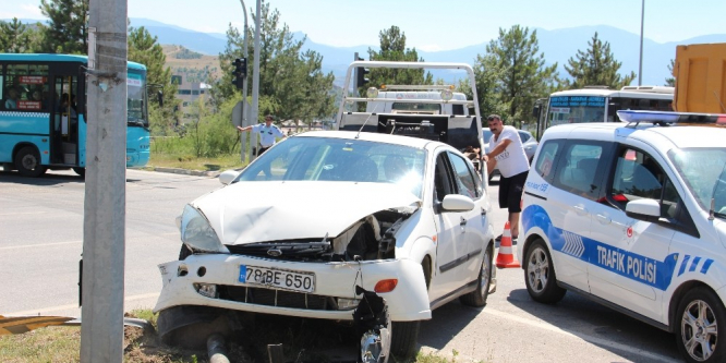 Kavşakta iki otomobil çarpıştı: 3 yaralı