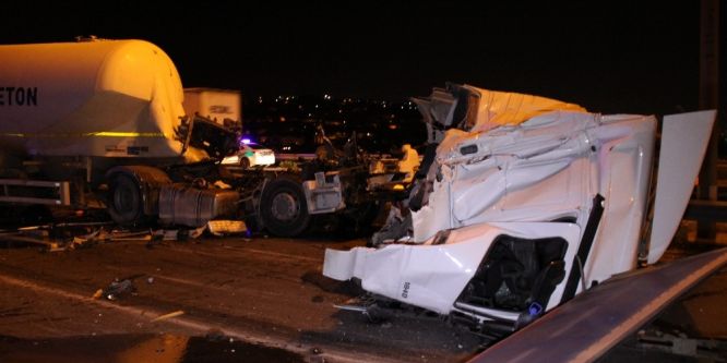 Birbirine giren iki TIR TEM’i trafiğe kapattı: 1 yaralı