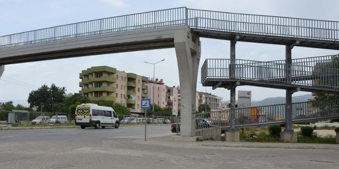 Milas’ta üst geçitlerin eksik yapıldığı iddiası