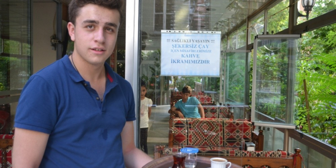 Şekersiz çay içen müşterilerine kahve ikram ediyor