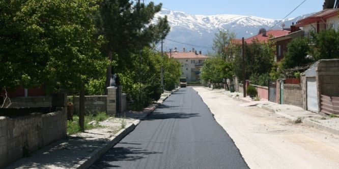 Asfalt ve kaldırım yenileme çalışmaları sürüyor