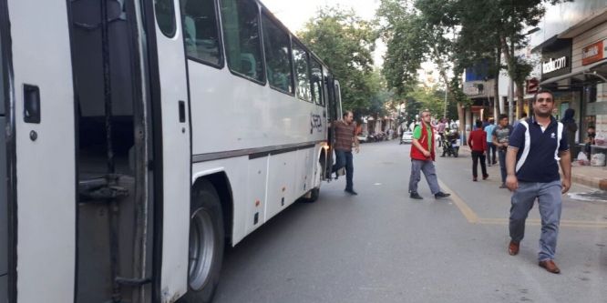 Yol ortasında işçi indiren otobüsler kazaya davetiye çıkarıyor