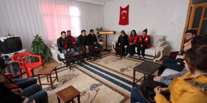 İstanbul'da gençler şehidin evini ziyaret etti