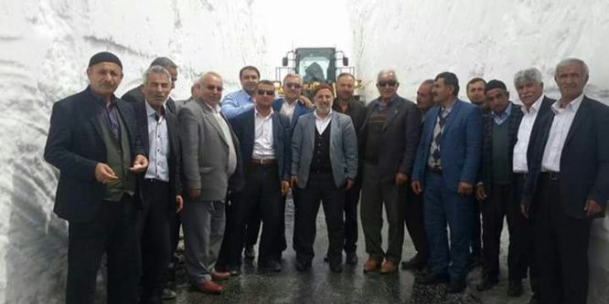 Bahçesaray yolunda kar temizleme çalışması