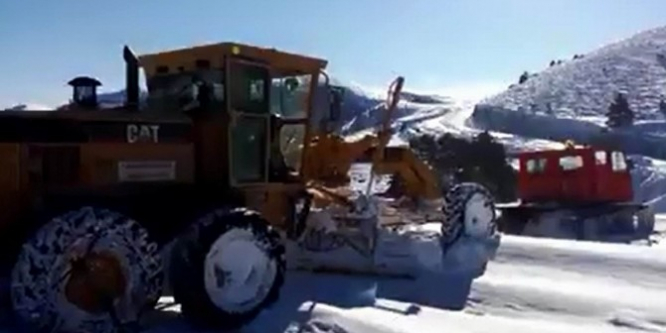 Kara saplanan greyderi ÇEDAŞ ekipleri kurtardı