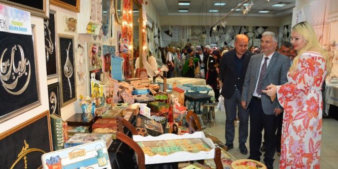 İzmek kursiyerlerinin eserleri göz kamaştırdı