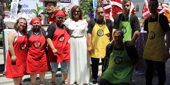 Bu kafenin çalışanları Down Sendromlu