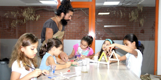 Tuncay Kes, Beyaz Kule öğrencilerine ahşap tasarım dersi veriyor