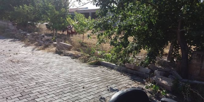 Sağanak yağış Mucur’da bahçe duvarını yıktı