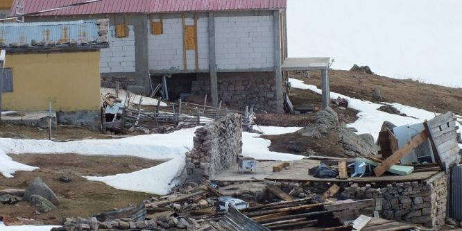 Fırtınadan zarar gören evler, yaylacıları kara kara düşündürüyor