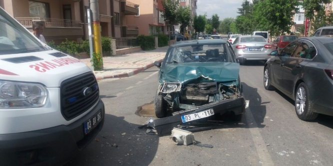 Otomobille ambulansa çarpan alkolü şahıslar sağlık görevlilerini darp etti