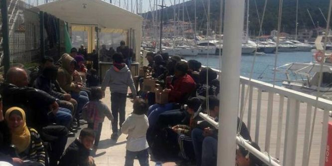 Çeşme’de 60 kaçak göçmen yakalandı