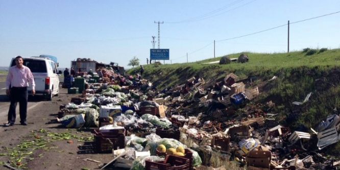 Şanlıurfa’da sebze yüklü TIR devrildi