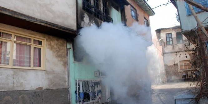 Suriye'li ailenin evinde yangın çıktı