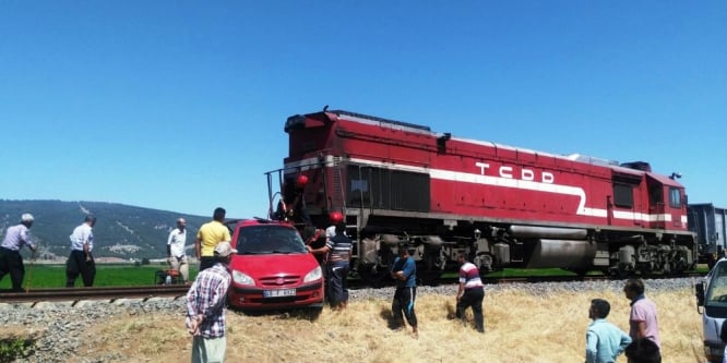 Yük treni ile otomobil çarpıştı; anne ve kızı öldü, baba ağır yaralandı
