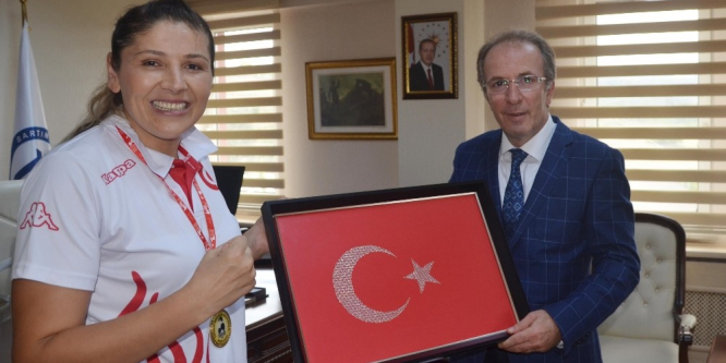 Rektör Uzun’dan Avrupa Şampiyonu Demir’e tebrik
