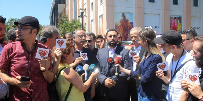 İstanbul’daki Suriyeliler, üzerinde ’kırmızı kalp’ bulunan afiş dağıttı