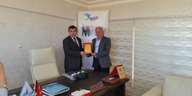 Beyşehir’de eğitime destek verenlere plaket