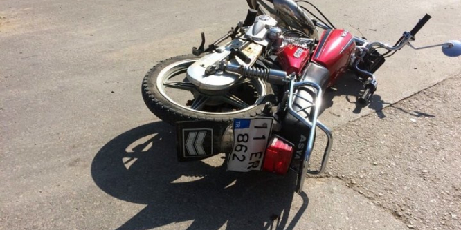 Kamyonetle motosiklet çarpıştı: 2 yaralı