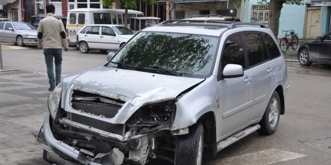 Sürücüsüz traktör 4 aracı hurdaya çevirdi