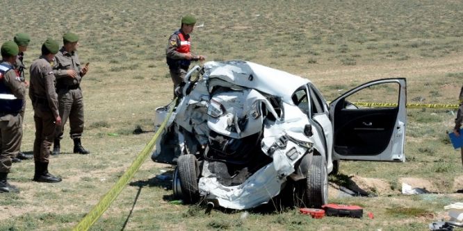 Kamyon otomobile arkadan çarptı: 1 ölü
