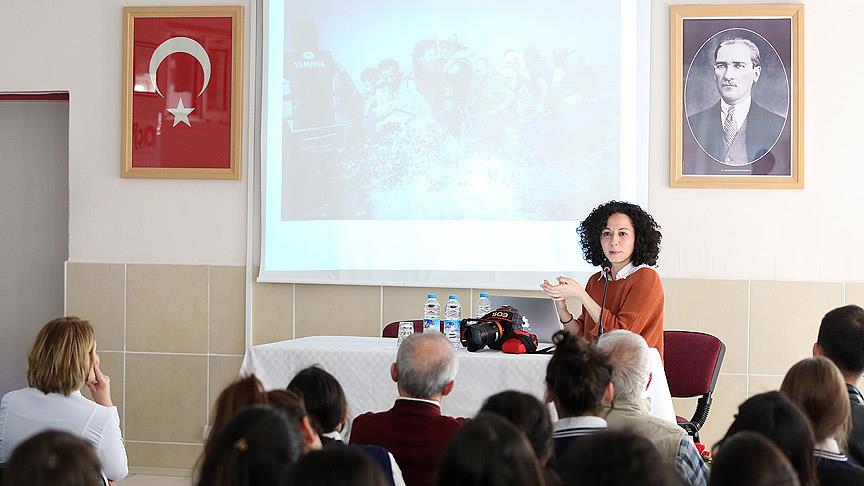 AA foto muhabiri kız öğrencilerle tecrübelerini paylaştı