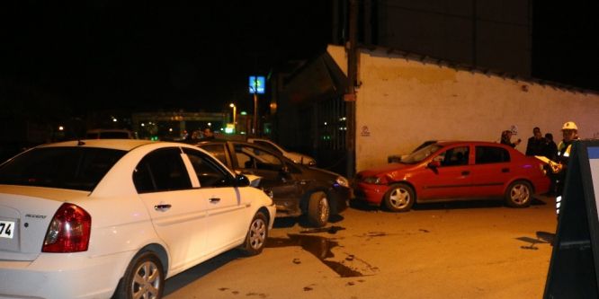 Kadın sürücünün kullandığı otomobile iki araç birden çarptı