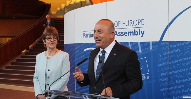 Çavuşoğlu'na AKPM'den diploma ve madalya