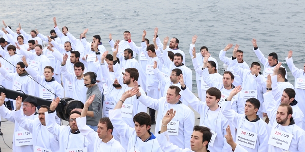 Öldük sandınız, ölen insanlığınız!