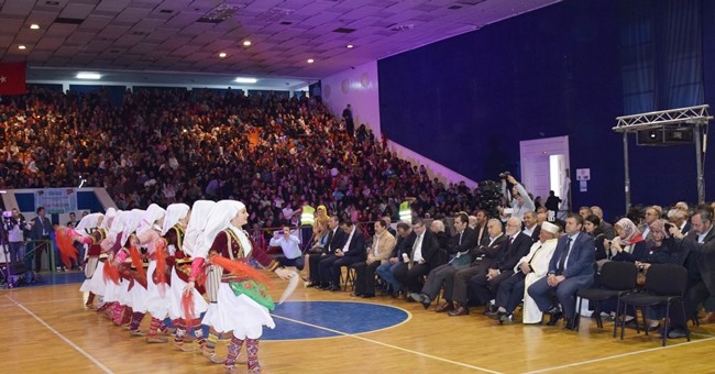 Arnavutluk'ta yetimlerin yardım sevinci