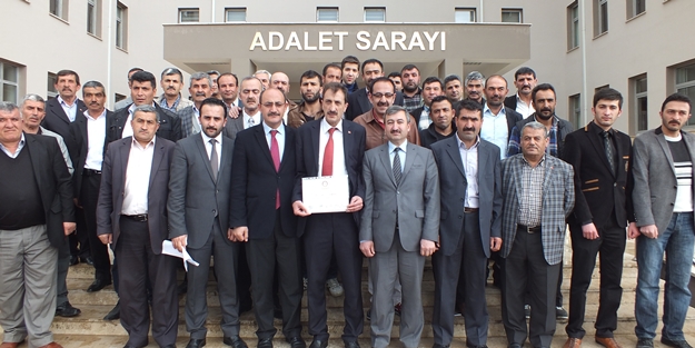 O AK Partili başkan da mazbatasını aldı