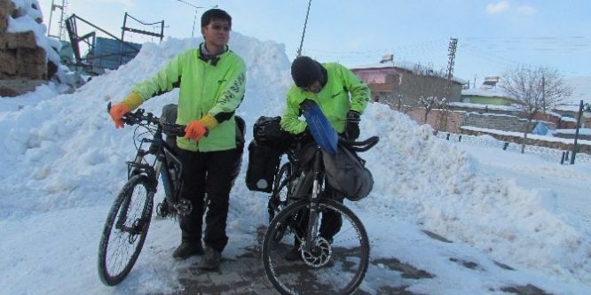 Bisikletle dünya turu kar engeline takıldı