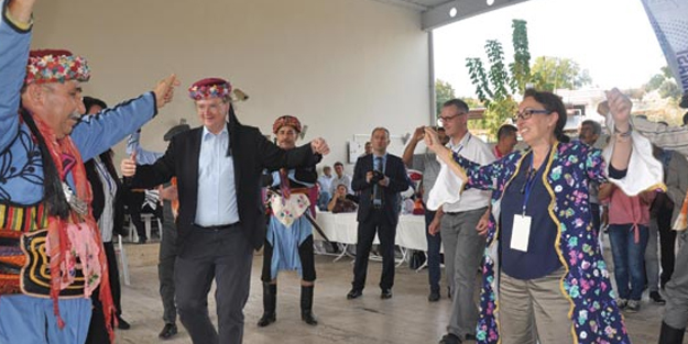 AB Büyükelçileri Aydın'da fes giyip zeybek oynadı
