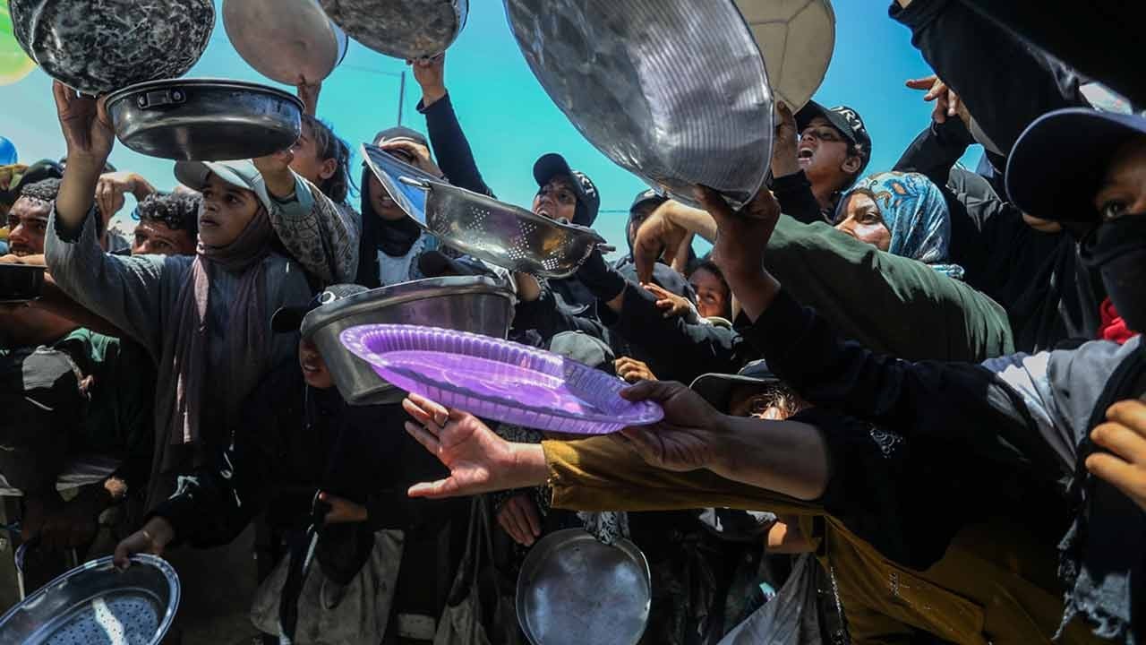 AB, Gazze’ye yardım girişimi başlattı! Siyoniste kepçeyle, Gazze'ye şırıngayla