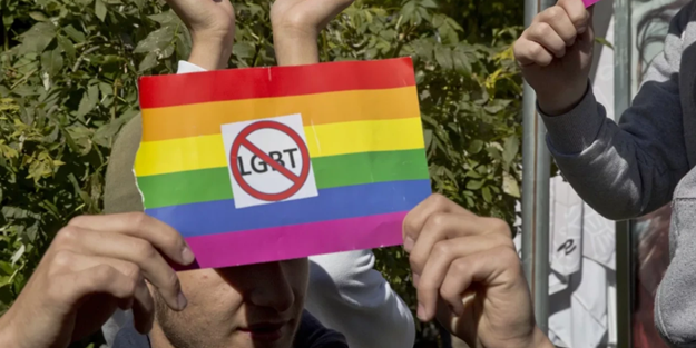 AB üyesi komşu ülkede LGBT propagandası yasaklandı