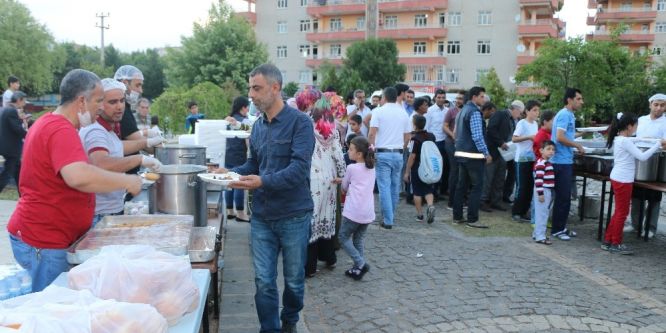 Kayapınar Belediyesi’nden 2 bin kişiye iftar yemeği