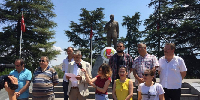 Gazeteciler Atatürk Anıtı’na çelenk koydu