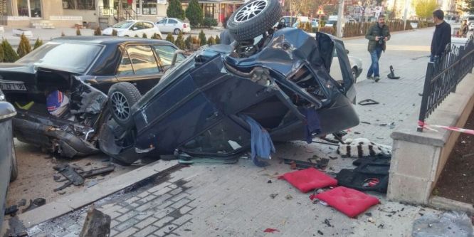 Kontrolden çıkan otomobil park halindeki otomobillere çarptı