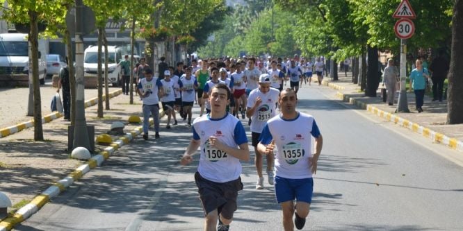 2 bin sporcu 15 Temmuz şehitleri için koştu