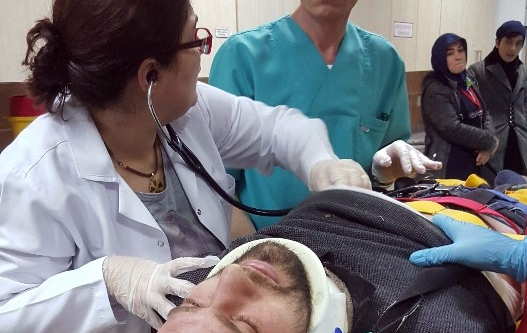 Ağaç budarken düşen genç hastaneye kaldırıldı