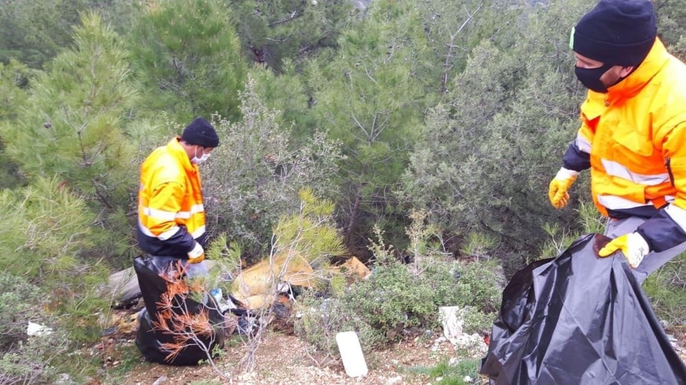 Abbaslık Köy yolunda belediye ekipleri 1 kamyon atık topladı 