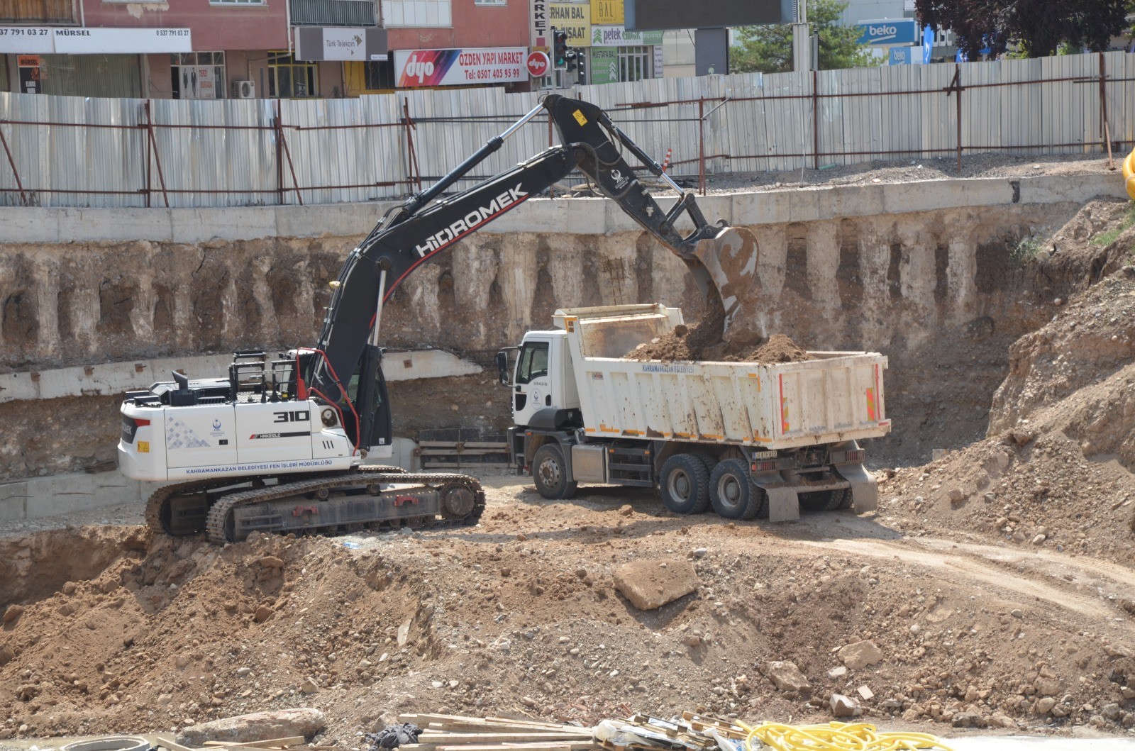 ABB’nin engellemelerine rağmen kent meydanı yapımı sürüyor