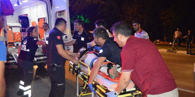 Kaldırımda yürüyen yayalara otomobil çarptı: 6 yaralı