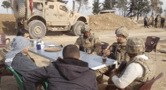 ABD askerleri yine şaşırtmadı! Teröristlerle çay keyfi yaptılar