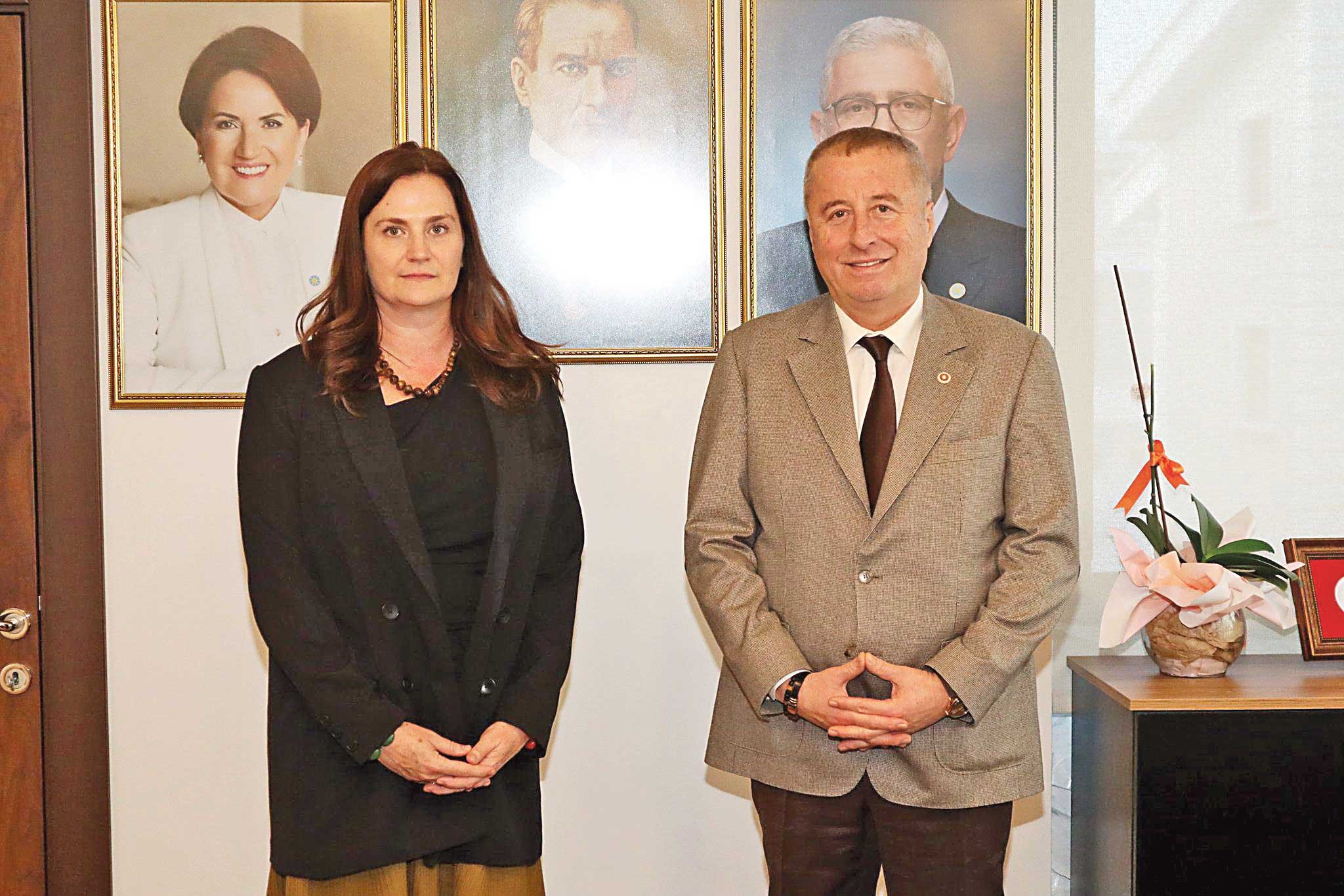 ABD ataşesi önünde el pençe duran İP’liden hazımsızlık