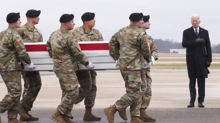 ABD Başkanı Biden 3 ABD askeri için düzenlenen törene katıldı
